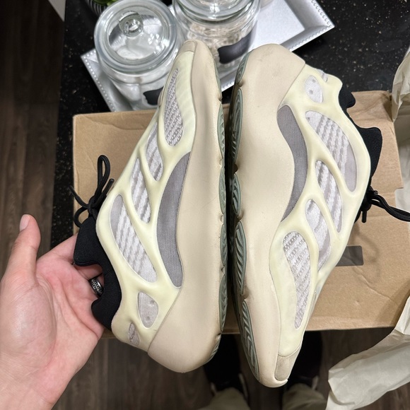 Yeezy Azael OG 700 2019 Release - Picture 3 of 6